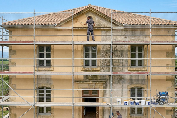 Travaux de ravalement de façade et mise en peinture des murs extérieurs d'une maison d'habitation à Kervignac